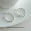 Arete de Clip Circular Doble Capa de Lujo Ligero para Mujer, Sencillo, Versátil, Sensación de Alta Gama, Aretes de Moda, Pequeño, Elegante, Arete de Cuerda Retorcida