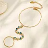 Acessório estiloso em camadas, doce e cool: Pulseira entrelaçada em aço inoxidável 316 banhada a ouro 18k com zircônia colorida em formato de coração para mulheres