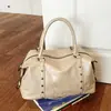 Bolsa de mão retrô de luxo leve transfronteiriça para mulheres, nova moda de verão 2026 com tachas, bolsa de ombro e transversal