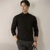 Camisa básica branca de gola semi-alta para homens, algodão puro, camiseta de manga comprida com corte solto, gola média masculina, pode ser usada como peça externa, novo modelo 2026