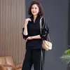 Conjunto de sudadera de dos piezas elegante y a la moda para mamá, un nuevo diseño para mujeres de mediana edad, perfecto para primavera y otoño, con un estilo deportivo holgado y casual.