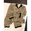 Elegante pijama de manga larga con estampado de leopardo estilo francés para mujer, nuevo conjunto de cárdigan y pantalones largos para el hogar otoño 2026, adecuado para salir