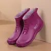 Botas de lluvia cortas, antideslizantes y engrosadas para mujer, adecuadas para usar al aire libre, vadear en el agua, trabajos de cocina y como zapatos sin cordones.; zapatos impermeables de talla adulta, estilo coreano