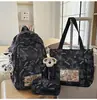 Mochila Escolar para Estudiantes de Secundaria Femeninas, Versátil Diseño de Oso Estampado de Nicho, Mochila para Portátil de Estudiante Universitario de Moda Set de Tres Piezas