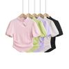 Camiseta pequeña de textura de botones de estilo chino nuevo 2024 Verano Nuevo sentido del diseño Cuello vertical Manga abullonada Manga corta Top