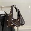 2025 Nueva Llegada Bolso de Hombro Sobaco con Remaches Diseño Nicho a la Moda Bandolera Distintiva para Mujer Viajero