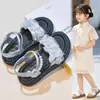 Sandálias Princesa com Laço Infantil 2026 Verão Novo Estilo Sandálias de Praia Macias com Pérolas para Meninas Sandálias Flat para Crianças Grandes
