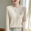 Cardigan Feminino Andy de Veludo com Gola Redonda e Ponto Trançado, Suéter Bordado Soltinho da Moda, Jaqueta de Tricô Versátil de Cor Sólida