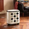 Papelera de pedal de alta altura para uso doméstico en salas de estar y dormitorios, con un diseño lujoso y atractivo, equipada con ruedas para facilitar el movimiento