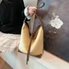 Bolsa Saco Nova Estilosa Outono/Inverno 2026 Bolsa Tote de Pelúcia Camurça de Alto Padrão Coreana Versátil Tendência Grande Capacidade