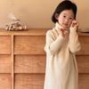 Moda Inverno 2025 Vestido Tricotado de Gola Alta para Meninas Vestido Midi Suéter Base Longo Infantil