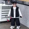 Conjunto de Tres Piezas de Ropa de Trabajo para Niños de Primavera y Otoño Estilo Coreano Conjunto Deportivo Moderno y Genial para Niños Pequeños y Pequeños Ropa Infantil de Comercio Exterior