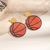 Pendientes de serie de baloncesto europea y americana transfronterizos, tachuelas de baloncesto con forma de lazo de corazón de madera, accesorios para orejas deportivos para fans al por mayor