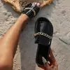 Chinelos Planos Grandes para Uso Externo Feminino 2025, Chinelos de Praia da Moda com Padrão de Crocodilo e Corrente para o Verão, Calçado Requintado para Uso Externo