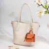 Mini cartera, accesorio de bolso de lujo ligero, mini bolso platino, adorno de llavero de coche lindo y creativo, estuche para lápiz labial y auriculares