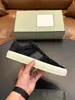 Zapatillas casuales de cuero para hombre con estampado de cocodrilo, estilo transfronterizo TF, con ribete a juego y suela beige, un zapato versátil para el día a día.