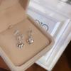 Pendientes de estilo coreano con hebilla de oreja de nicho distintivo, con forma de corazón de melocotón, para celebridades de Internet, de plata, con temperamento femenino, estilo frío, tamaño pequeño.