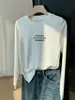 Camiseta de manga larga de nicho, de alta gama, con dobladillo curvo, moderna y elegante, efecto adelgazante, top base para el otoño de 2026