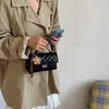 Bolso de cadena con diseño de rombos para mujer, nuevo modelo de otoño 2026, súper popular para el trabajo, bolso de mano pequeño, bolso cuadrado pequeño de hombro y cruzado