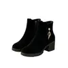 Botas femininas de camurça para tornozelo, novo estilo outono e inverno 2026, forradas com pelúcia, salto grosso, antiderrapantes, botas de algodão, bico redondo, salto médio, botas Martin