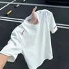 Conjunto de verano: Una camiseta imprescindible, elegante, con corte al hombro derecho en blanco y gris americano con mangas cortas bordadas, un diseño de cuello redondo y un conjunto a juego para parejas.