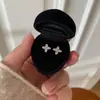 Pendientes de Plata de Ley S925 con Flor de Cuatro Hojas Completamente Incrustada de Diamantes para Mujer, Estilo Bosque, Diseño Floral Fresco, Circonita Brillante, Sensación de Alta Gama, Joyería Amigable con los Oídos