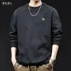 Camiseta masculina de manga comprida 2026 nova tendência branca versátil camada base outono roupa gola redonda tamanho grande estilo primavera e outono