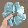 Flor de Pelo de Malla Impresionantemente Hermosa Scrunchie Suave de Color Crema Nuevo Estilo 2026 Accesorio para el Pelo de Moño de Alta Gama