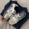 Zapatillas de entrenamiento alemanas de doble tira con bloques de color estilo coreano para mujer, zapatillas casuales de malla transpirable, zapatos blancos versátiles de nicho para niñas