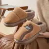 Zapatillas de algodón de nuevo estilo 2026 para mujer, otoño e invierno, para interior, antideslizantes, cálidas, sencillas, zapatos de algodón para parejas, pantuflas de punta cerrada para hombre
