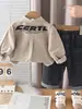Conjunto de Ropa de Trabajo Estilo Primavera y Otoño para Niños, Conjunto de Tres Piezas Casual con Chaqueta y Jeans para Niños, Ropa Moderna de Otoño para Bebés de Manga Larga