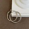 Brincos de Argola Simples com um Toque de Nicho e Alto Padrão, Cor Dourada, Brincos Circulares Elegantes, Estilo Europeu e Americano, Exagerados, Minimalistas, Acessórios Versáteis para Outono e Inverno