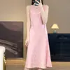 Vestido sem mangas de luxo leve estilo francês para mulheres, de verão, em cetim de seda, acinturado, slim fit, com alças finas