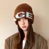 Gorro de Punto con Letra Retro Coreano de Comercio Exterior 2025 Nuevo para Mujer Invierno Cálido Holgado Versátil Protección para Orejas Gorro de Lana