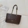Elegante bolso acolchado de gran capacidad para mujer, nuevo modelo 2026, adecuado para el trabajo y los desplazamientos, bolso de hombro de color liso, se puede llevar como bolso de mano