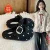Zapatos peludos de lunares para niña para exteriores 2026 Nuevo estilo Otoño/Invierno Suela suave Antideslizantes Calentitos para niña de interior/exterior