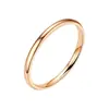 Venta al por mayor de fábrica en stock: Anillos lisos curvos de acero inoxidable, anillos lisos de lujo ligero de moda para parejas, accesorios de mano modernos