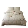 Estilo fresco y sencillo bordado floral juego de cama individual y doble algodón-lino juego de tres o cuatro piezas textil para el hogar