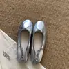 Sapatos de casamento Chuyuji estilo francês, rasos, vermelhos, femininos, novo modelo de verão 2026, sapatilhas prateadas com laço