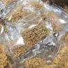 Kueh Su Pi es una especialidad de la región de Chaoshan, producida por Zhou Lincai en Puning Hongyang. El Kueh Su Pi de Sanlao Yi Huai Shan viene en una caja de regalo.