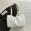 Bolso de hombro grande de color blanco lechoso con diseño de estrella, estilo suave, para compras diarias, con un ambiente suave y relajado, bolso tipo tote