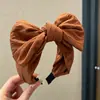 Nueva diadema de ala ancha 2026 para mujer, diseñada para levantar la línea del cabello y mantener el cabello en su lugar mientras te lavas la cara, con un estilo retro adecuado para otoño e invierno, y ofreciendo un aspecto sofisticado