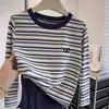 Camiseta de Manga Longa para Mulheres com Listras Coloridas em Blocos e Estampa de Três Laços, Novo Top Versátil de Verão