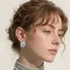 Populares Aretes de Margarita Tridimensionales de Amazon en Oro y Plata, Accesorios de Moda Callejera Europea y Americana Bicolor, Ventas Directas de Fábrica