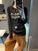 Además, el nuevo modelo de otoño es una camiseta de estilo retro americano con letras desgastadas, cuello redondo y mangas largas, adecuada para uso casual, MQ1763