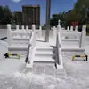 Plataforma de Hasteamento de Bandeira em Mármore Branco Guarda-corpo de Pedra Guarda-corpo Escultura em Pedra Painel de Guarda-corpo em Material de Mármore Ponte em Arco Muro de Pedra de Margem de Rio Personalizado