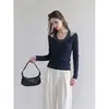 Conjunto de duas peças para mulheres: T-shirt listrada de manga comprida com decote em V e estilo delicado, colete estilo halter, coleção Outono 2026, top com design elegante