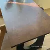 Mesa de comedor de madera maciza en color nogal, escritorio largo grande para sala de estar, banco de trabajo, escritorio grande para comedor y escritura, escritorio integrado para conferencias y oficina