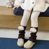 Leggings de outono e inverno para meninas, forradas com fleece e espessadas, versáteis para usar como peça externa, cor sólida com listras verticais, combinadas com punhos de meia para aquecimento