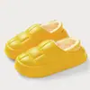 Otoño e Invierno Impermeables Florales Pisables Sensación de Caca para Mujer 2026 Suela Gruesa Hogar Interior Pareja Cubierta de Terciopelo Talón Zapatillas de Algodón Estilo Masculino